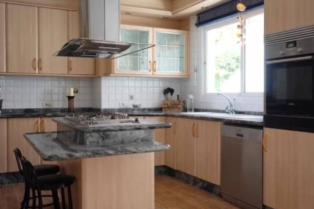 Gezellige Villa Met Prachtig Zicht En Zwembad Arona  Bagian luar foto