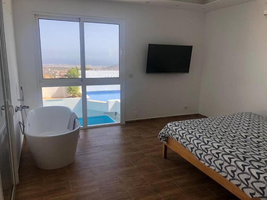Gezellige Villa Met Prachtig Zicht En Zwembad Arona  Bagian luar foto